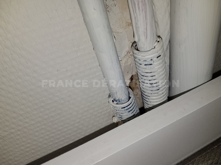 Gaines isolées traversant un mur, pourtour de passage effrité au sol